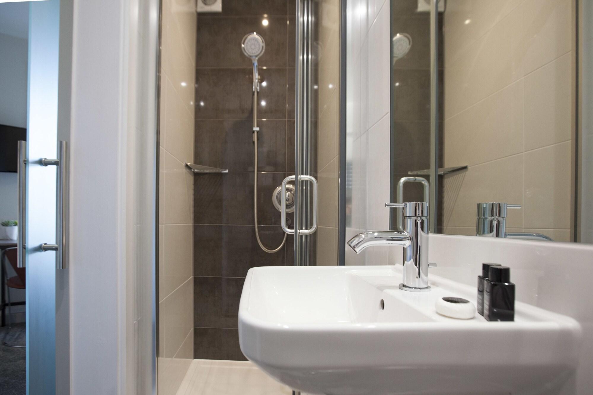 Asperion Hotel Гілфорд Екстер'єр фото